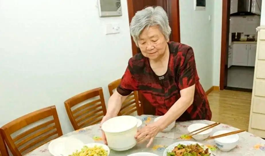 Mua chung cư 8 tỷ đón bố mẹ lên sống cùng, 1 năm sau phải bán nhà vì lý do không ngờ- Ảnh 2.