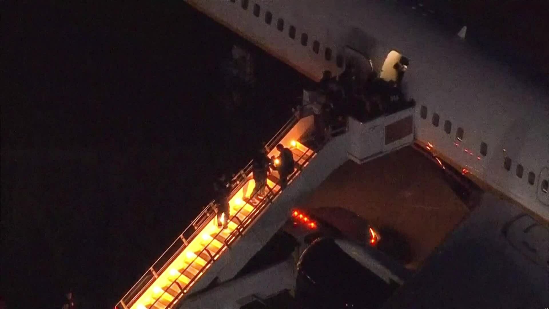 Giây phút Tổng thống Venezuela bị áp giải xuống sân bay Mỹ