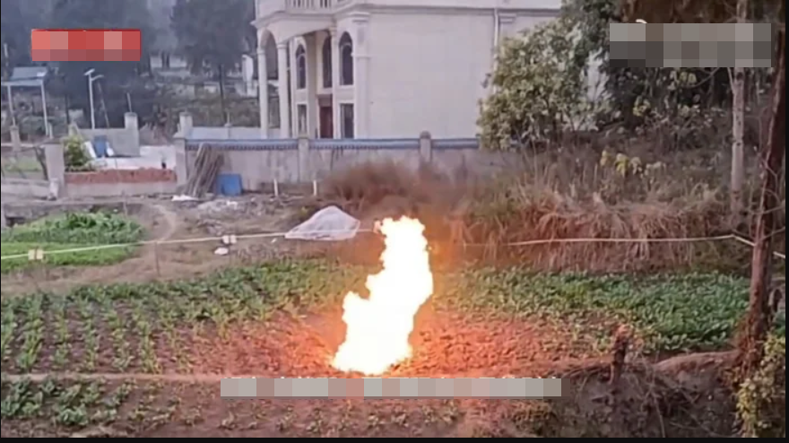 Cánh đồng gần trường học bỗng xuất hiện đám cháy lạ trong nhiều ngày liền, vẫn bùng lên cả khi trời mưa- Ảnh 2. Cánh đồng gần trường học bỗng xuất hiện đám cháy lạ trong nhiều ngày liền, vẫn bùng lên cả khi trời mưa- Ảnh 2.