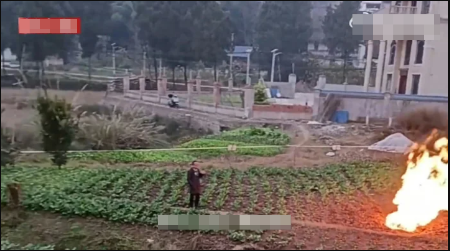 Cánh đồng gần trường học bỗng xuất hiện đám cháy lạ trong nhiều ngày liền, vẫn bùng lên cả khi trời mưa- Ảnh 3. Cánh đồng gần trường học bỗng xuất hiện đám cháy lạ trong nhiều ngày liền, vẫn bùng lên cả khi trời mưa- Ảnh 3.