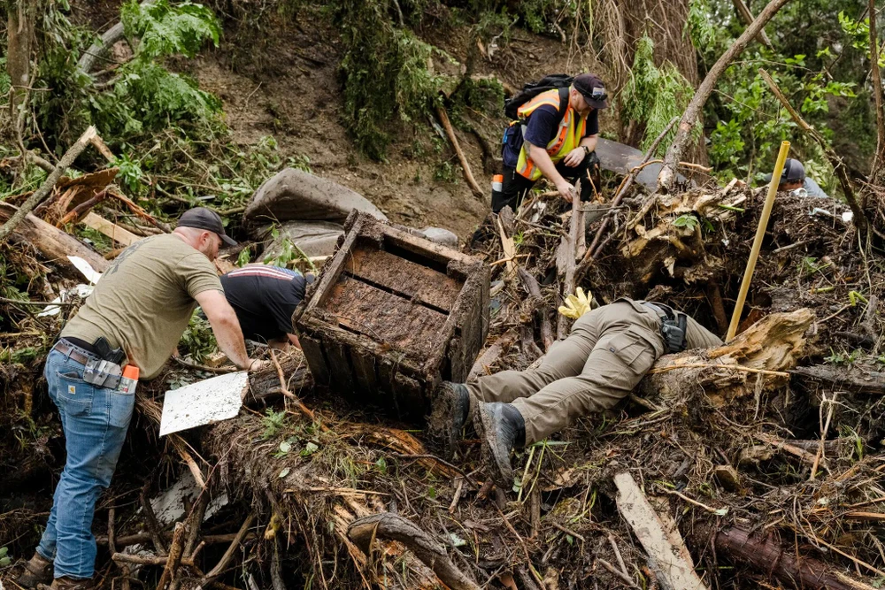 Lực lượng cứu hộ khắc phục hậu quả trận lũ ở Texas (Mỹ) vào tháng 7-2025. Ảnh: THE NEW YORK TIMES 07xp-texas-flood-wwk-gvcp-superJumbo.jpg