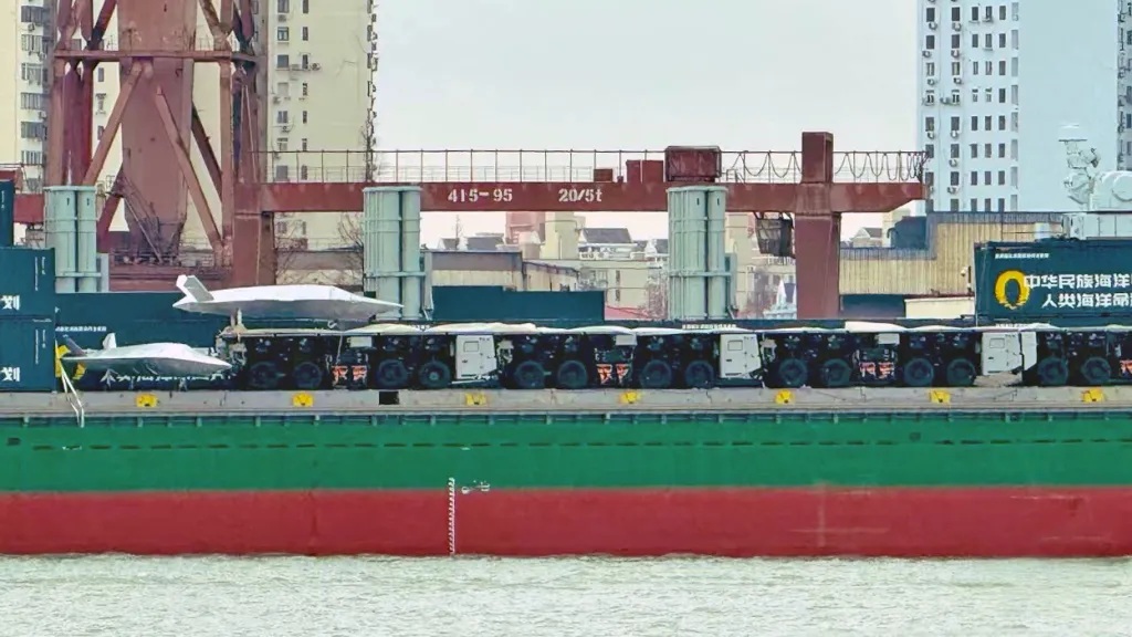 Tàu hàng Trung Quốc mang hàng chục ống tên lửa vừa được ‘độ’ thêm máy phóng UAV? - Ảnh 3.