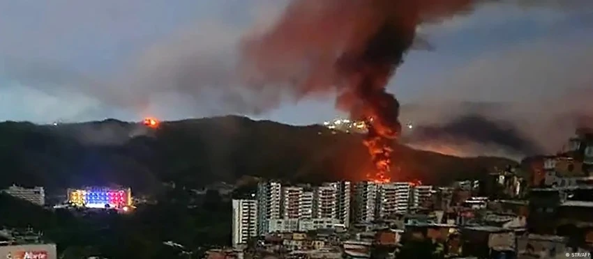 Ngọn lửa bùng cháy tại Fuerta Tiuna, khu phức hợp quân sự lớn nhất của Venezuela, sau các cuộc tấn công của Mỹ ngày 3-1. Ảnh: AFP nga-iran-len-tieng-vu-my-tan-con.jpg