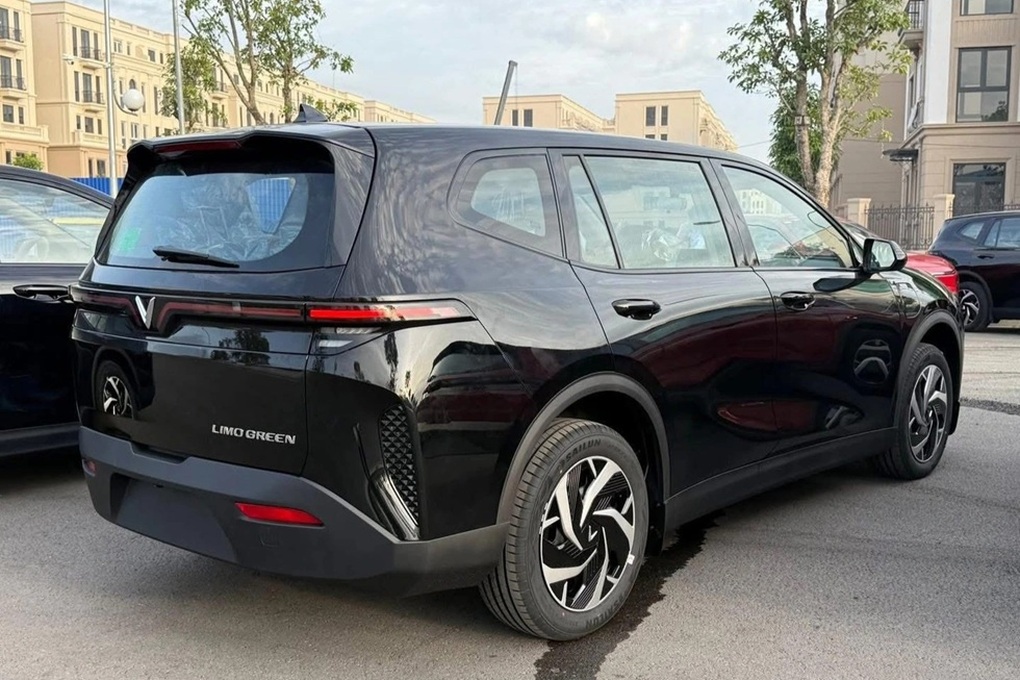 Rộ tin VinFast Limo Green sắp có bản “gia đình”, bổ sung nhiều trang bị - 3