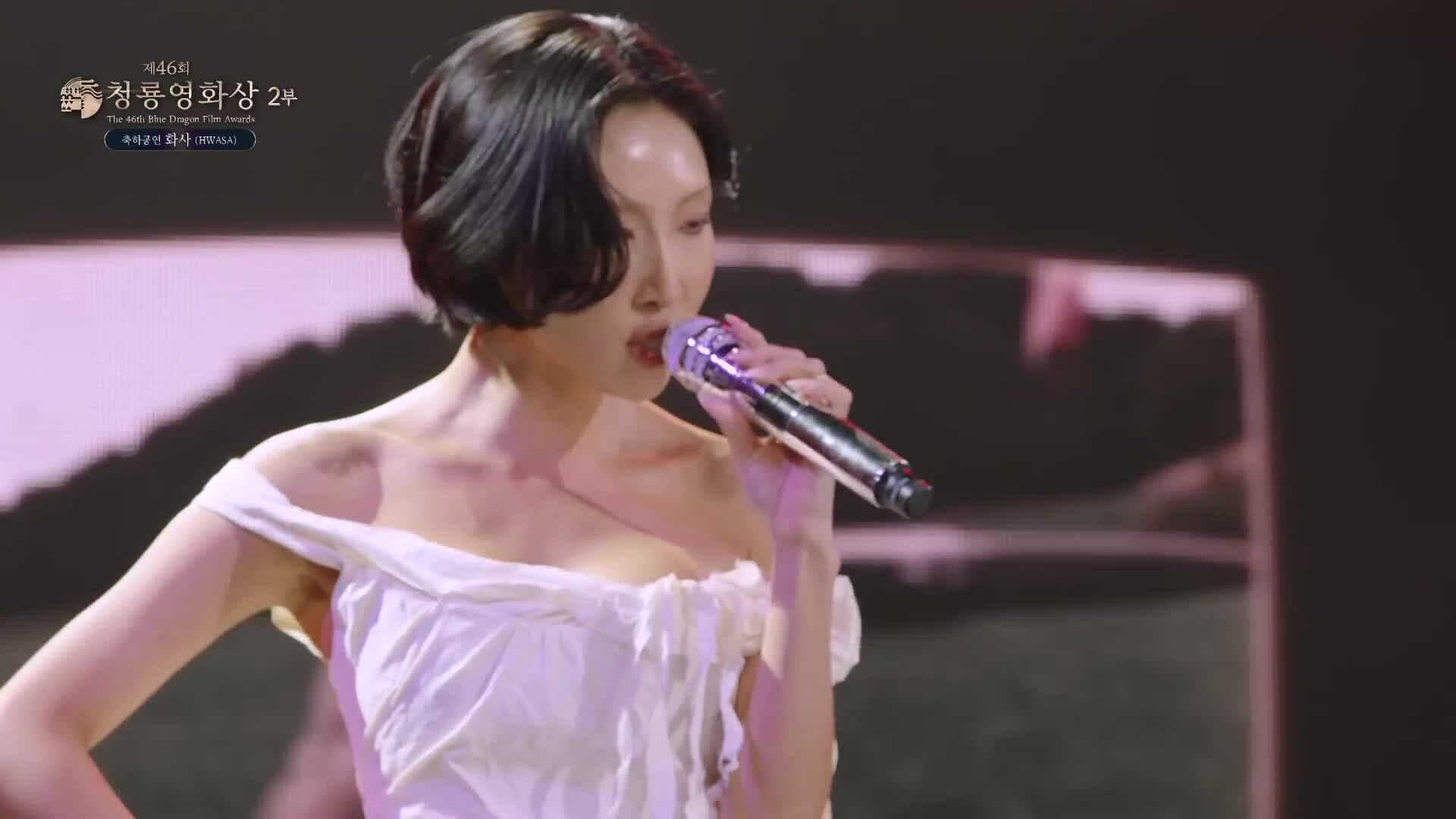 Hwasa tại lễ trao giải Rồng Xanh