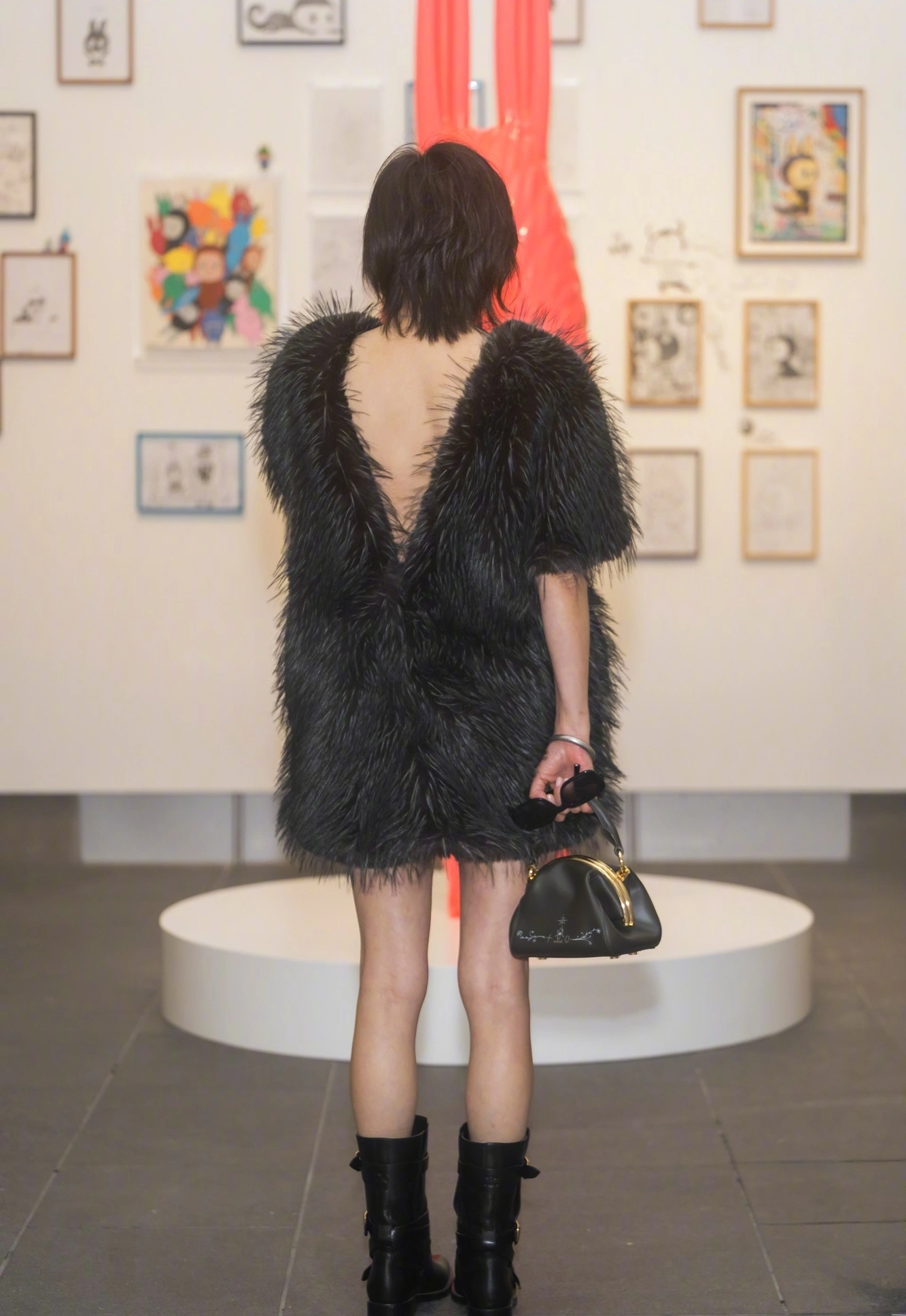 Váy áo giúp Lưu Gia Linh 'ăn gian' tuổi - 4