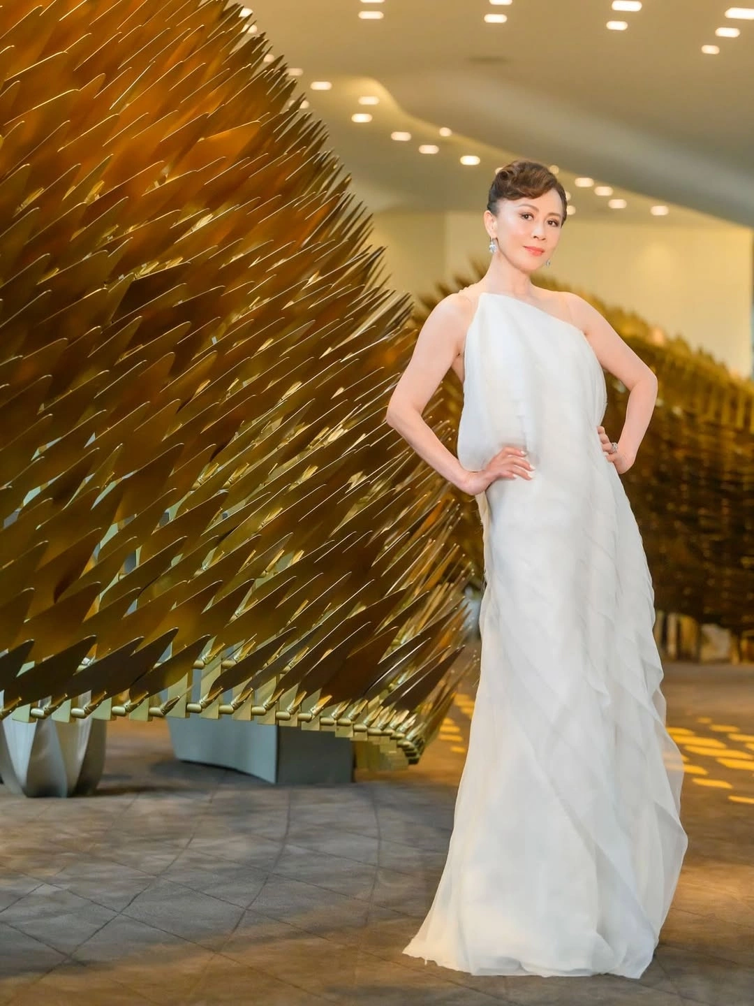 Váy áo giúp Lưu Gia Linh 'ăn gian' tuổi - 10