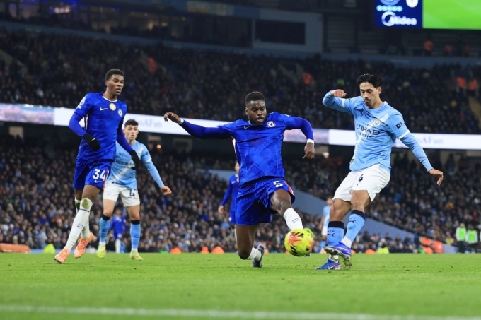 Reijnders (số 4) mở tỷ số cho Man City trong trận gặp Chelsea trên sân Etihad hôm 4/1. Ảnh: Reuters