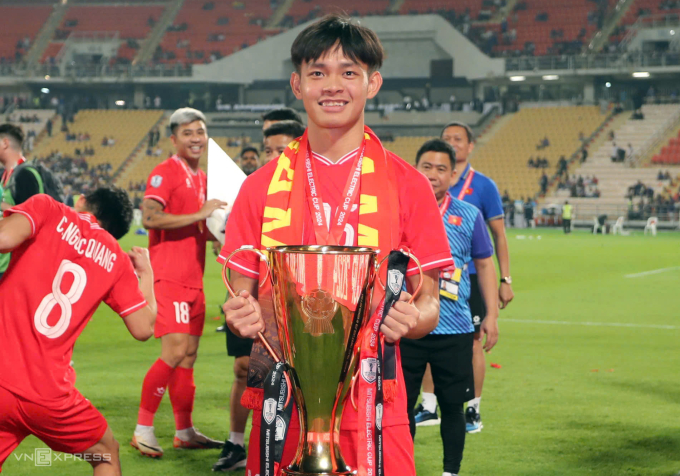 Bùi Vĩ Hào mừng chức vô địch ASEAN Cup 2024 tại sân Rajamangala, tối 5/1/2024. Ảnh: Đức Đồng