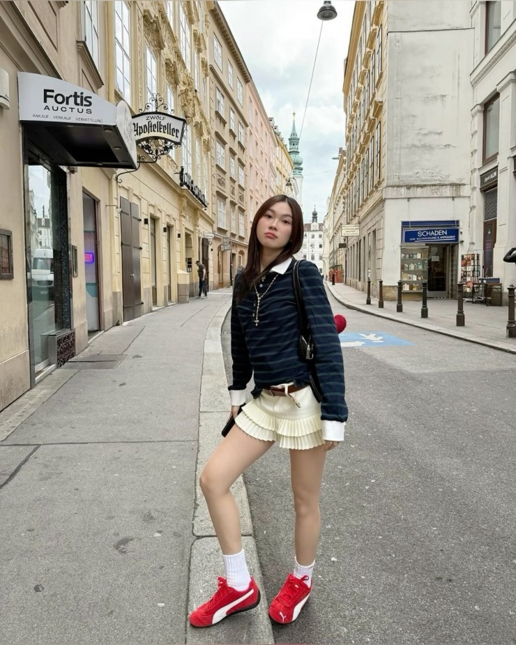 10 thiết kế thời trang bán chạy nhất 2025 3 Sneakers cũng là món đồ xuất hiện nhiều năm nay. Những đôi giày Jacquemus x Nike Moon, Puma Speedcats, Prada liên tục nằm trong danh sách được tìm kiếm nhiều nhất.