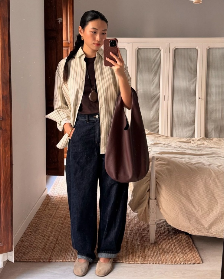 10 thiết kế thời trang bán chạy nhất 2025 4 Theo Vogue, túi màu nâu từ bình dân đến cao cấp đều được mua sắm nhiều. Trong đó, các phiên bản da lộn được lựa chọn nhiều hơn so với bản bằng da và nhung.