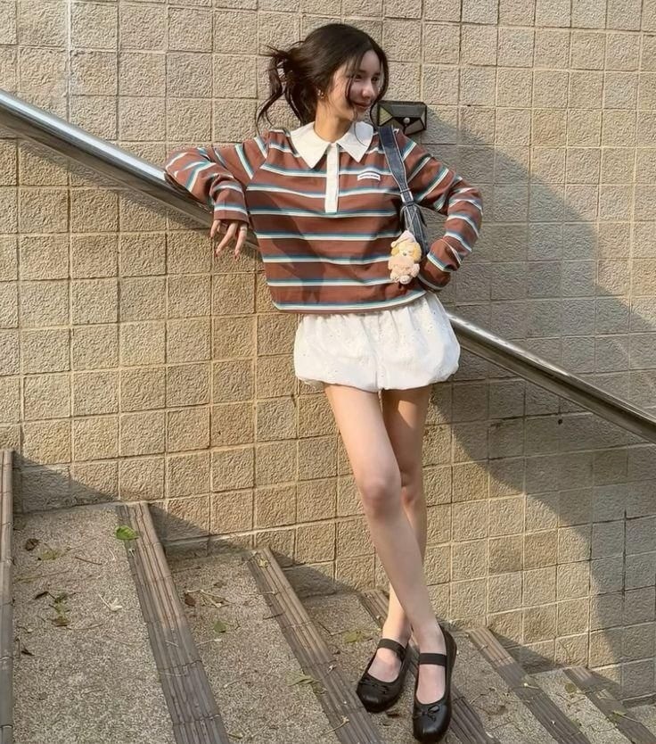 10 thiết kế thời trang bán chạy nhất 2025 7 Từng được xem là mốt thảm họa của thập niên 1980, áo polo dài tay trở lại và gây sốt. Những người yêu thích mẫu áo này hầu hết là học sinh, sinh viên, dân văn phòng dưới 35 tuổi. Chúng thường được phối với váy ngắn, quần jeans ống rộng hoặc ống đứng.