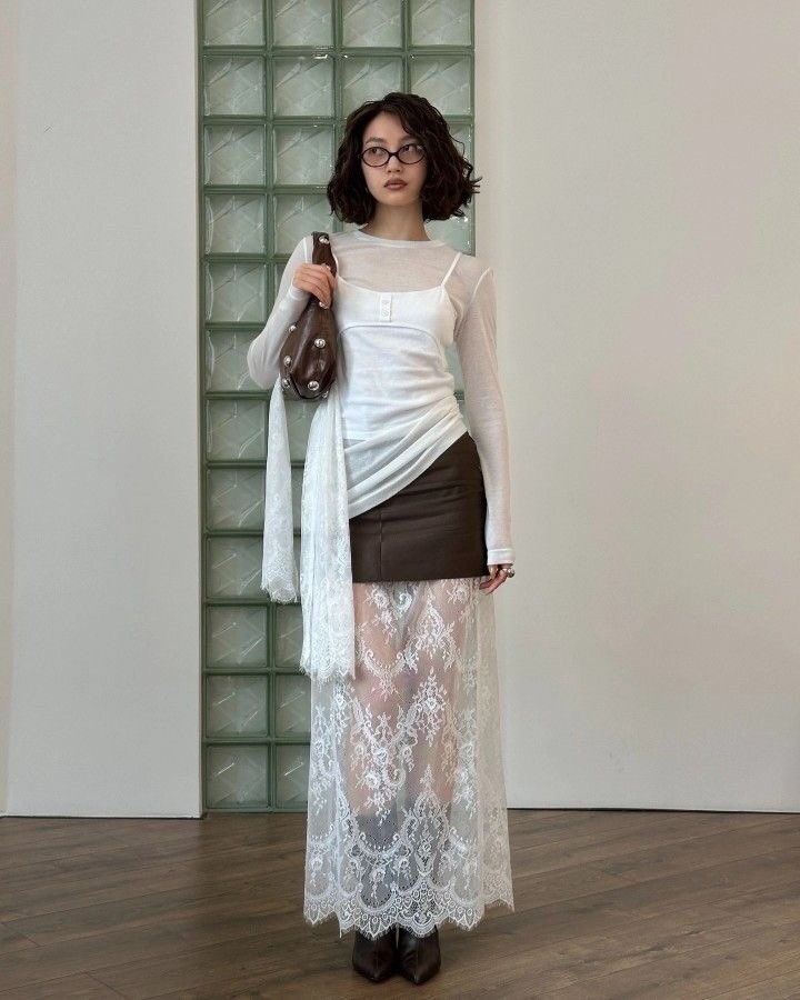 10 thiết kế thời trang bán chạy nhất 2025 8 Đồ ren xuất hiện ồ ạt trên Instagram trong sáu tháng qua. Theo Vogue, nhiều thương hiệu bán hết hàng nhanh chóng và tái sản xuất nhiều lần. Một trong những thiết kế được các cô gái sắm nhiều là áo hai dây hoặc váy bằng satin đắp ren.