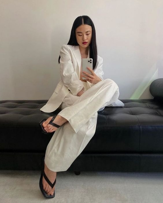 10 thiết kế thời trang bán chạy nhất 2025 10 Danh sách thiết kế được mua sắm nhiều còn có dép xỏ ngón. Vogue cho rằng món đồ này lên ngôi là do ngày càng nhiều người hướng đến sự tiện lợi và thoải mái trong thời trang.