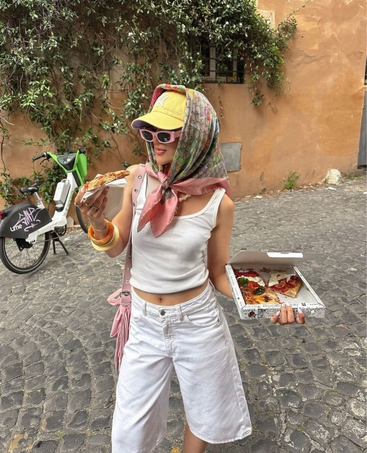 10 thiết kế thời trang bán chạy nhất 2025 11 2025 được xem là năm bội thu của các thương hiệu khăn. Dua Lipa, Hailey Bieber, G-Dragon là những nhân vật tiêu biểu lăng xê mốt quàng khăn theo kiểu cụ bà, khiến chúng được nhiều người áp dụng. Với nhiều kiểu thắt, khăn là phụ kiện đa năng, dễ dùng trong mọi dịp.