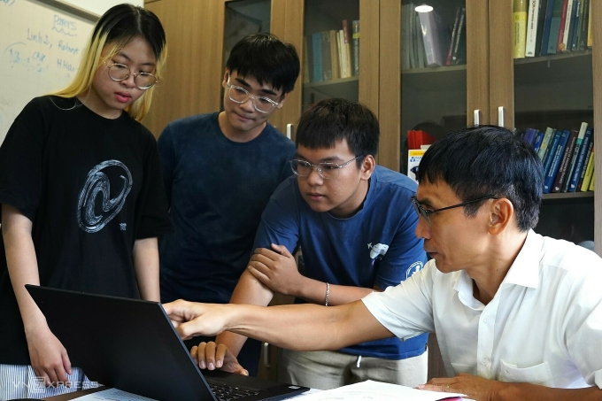 GS An trao đổi về tiến độ đề tài, các vấn đề thắc mắc của sinh viên, tháng 11/2025. Ảnh: Lệ Nguyễn