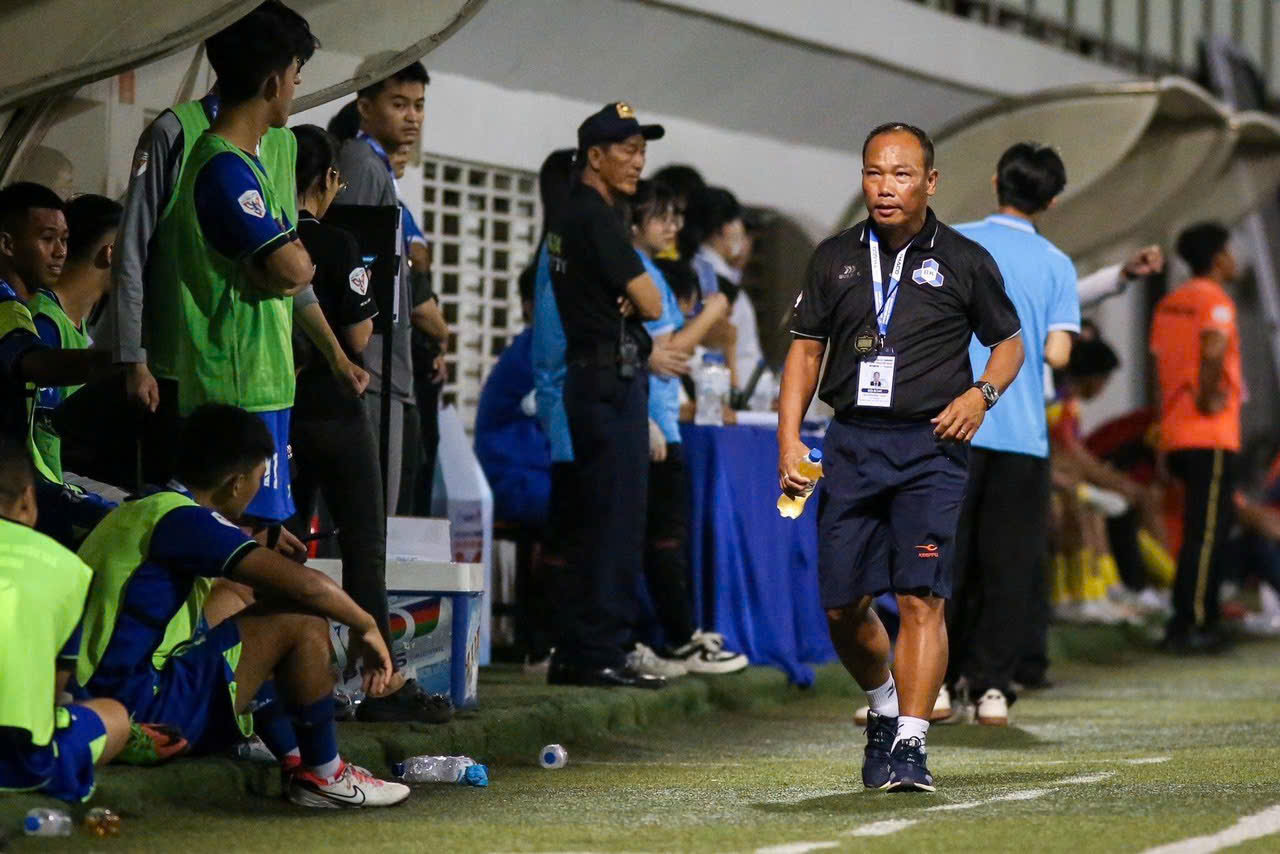 Độc lạ tuyển thủ từng dự vòng loại World Cup trở thành HLV giải sinh viên- Ảnh 2.
