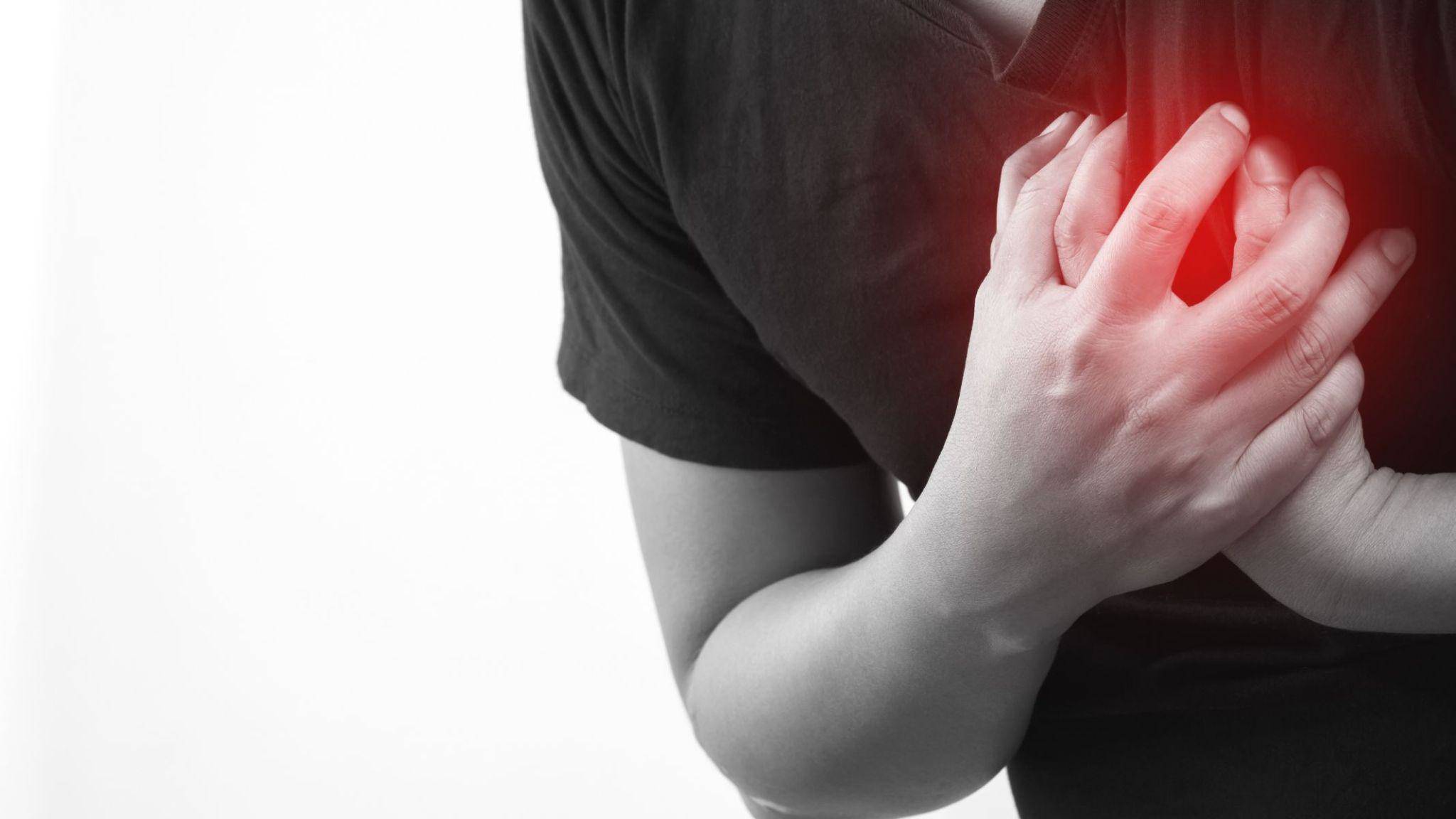 Nhồi máu cơ tim tăng đột biến trong mùa lạnh: Khuyến cáo từ bác sĩ 2 Khi thấy xuất hiện tình trạng đau ngực dữ dội người dân nên đi khám ngay