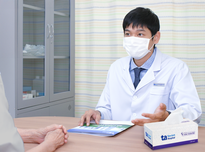 Bác sĩ Lộc tư vấn về kế hoạch xạ trị cho bà Thanh. Ảnh: Bệnh viện Đa khoa Tâm Anh