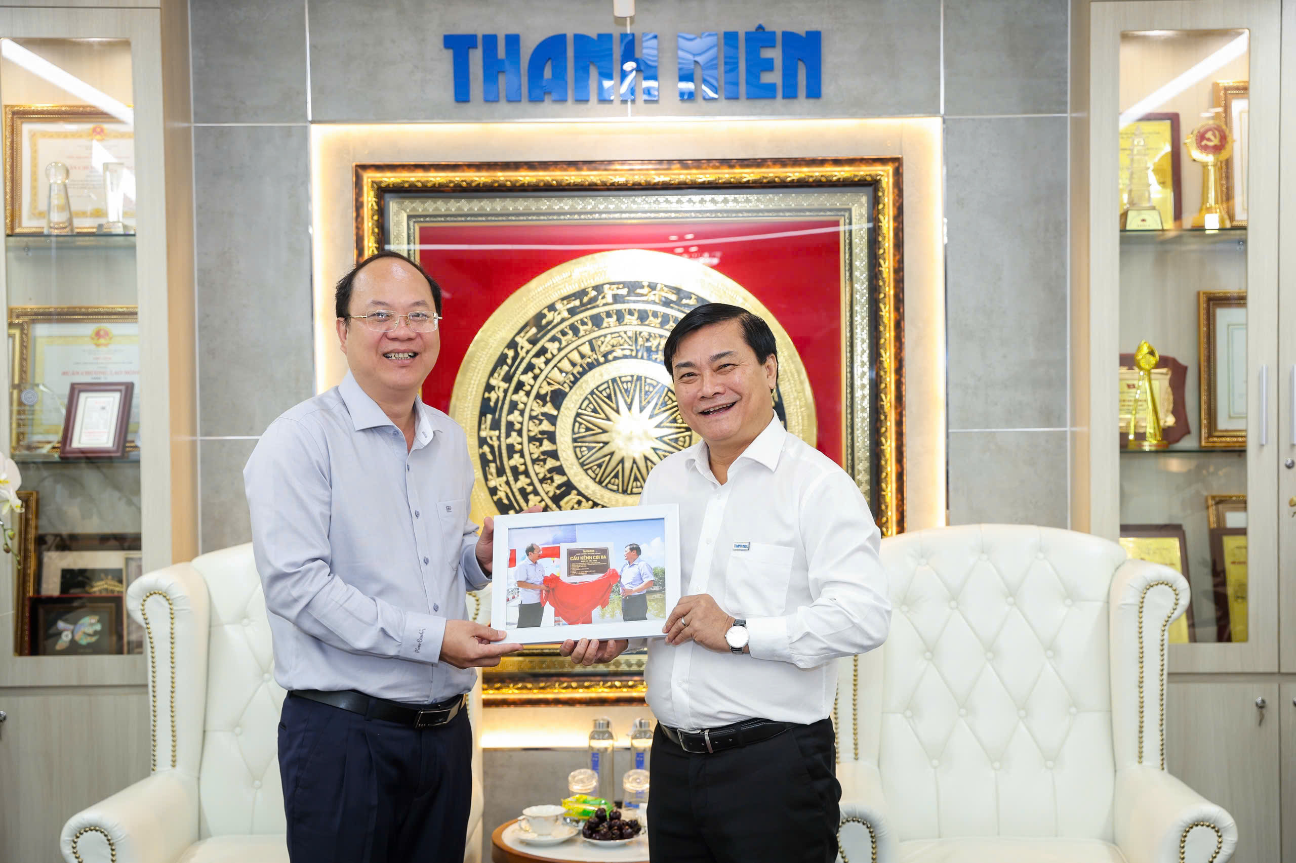 Tỉnh Cà Mau tặng bằng khen Báo Thanh Niên - Ảnh 4.