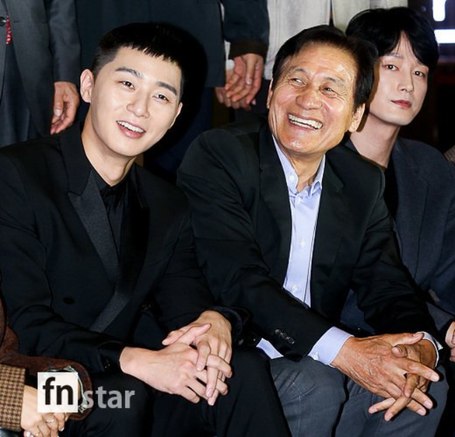 Tang lễ nam diễn viên quốc dân vừa qua đời: Lee Jung Jae - Jung Woo Sung khiêng linh cữu- Ảnh 4. Tang lễ nam diễn viên quốc dân vừa qua đời: Lee Jung Jae - Jung Woo Sung khiêng linh cữu- Ảnh 4.