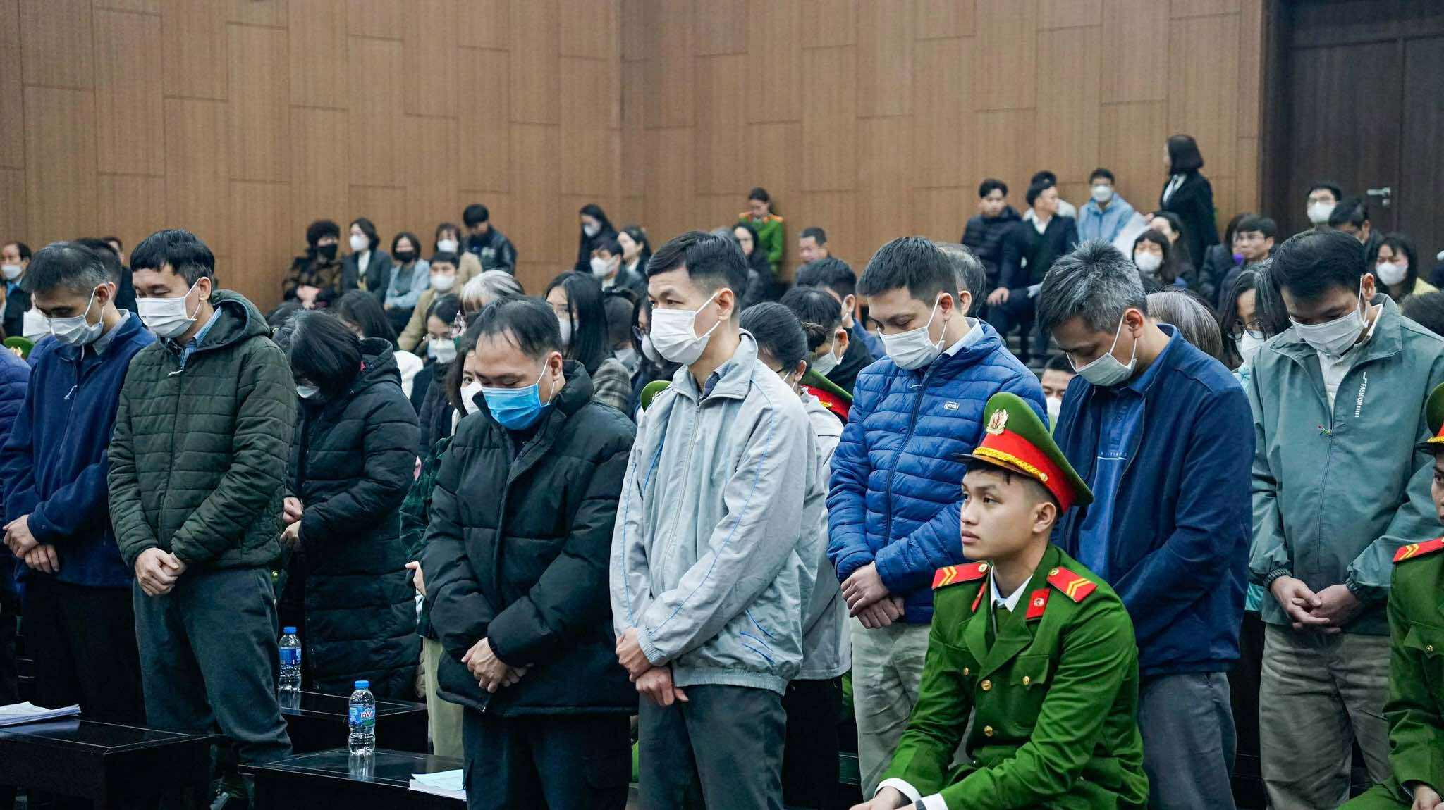 Hình ảnh hai cựu cục trưởng cùng 32 cán bộ Cục An toàn thực phẩm bị xét xử vụ nhận hơn 100 tỉ - Ảnh 3.