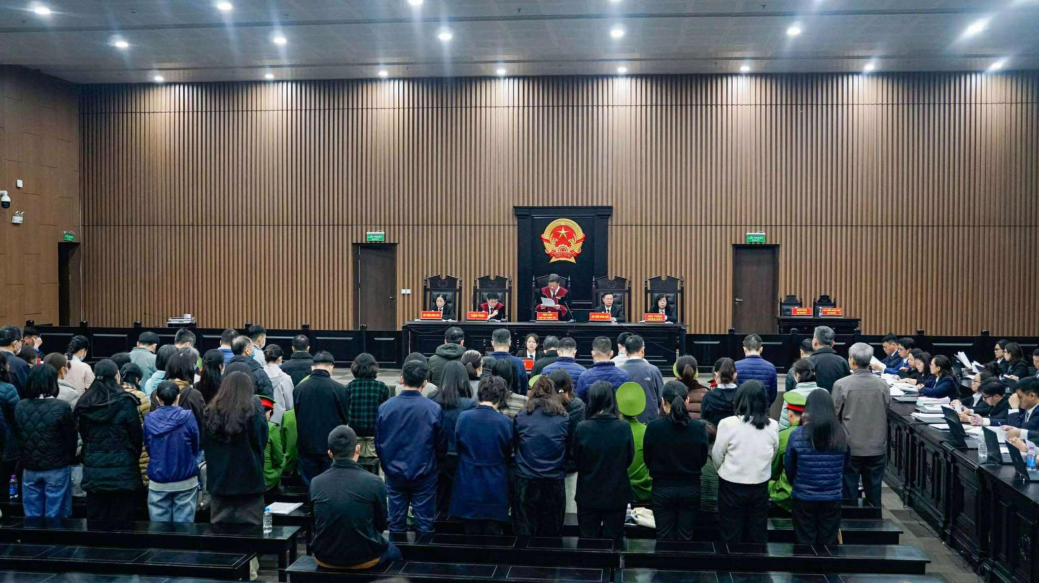 Hình ảnh hai cựu cục trưởng cùng 32 cán bộ Cục An toàn thực phẩm bị xét xử vụ nhận hơn 100 tỉ - Ảnh 4.