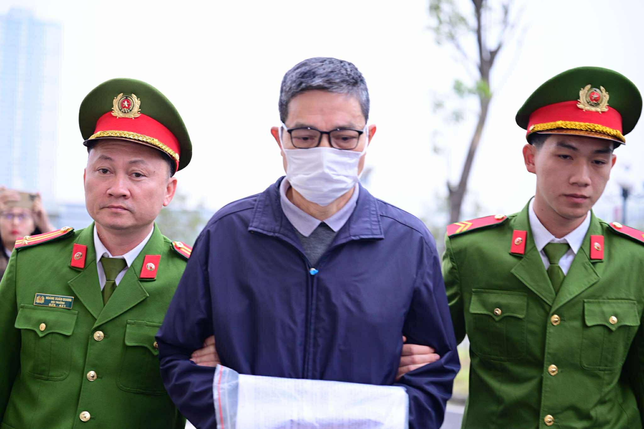 Hình ảnh hai cựu cục trưởng cùng 32 cán bộ Cục An toàn thực phẩm bị xét xử vụ nhận hơn 100 tỉ - Ảnh 5.