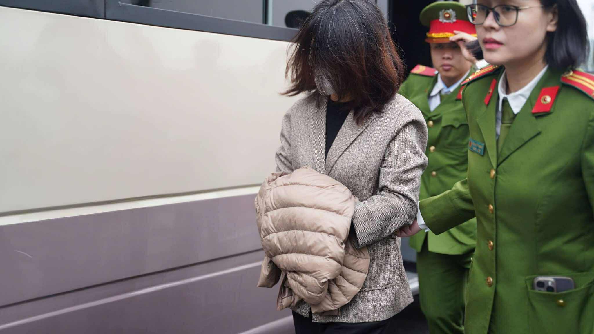 Hình ảnh hai cựu cục trưởng cùng 32 cán bộ Cục An toàn thực phẩm bị xét xử vụ nhận hơn 100 tỉ - Ảnh 6.