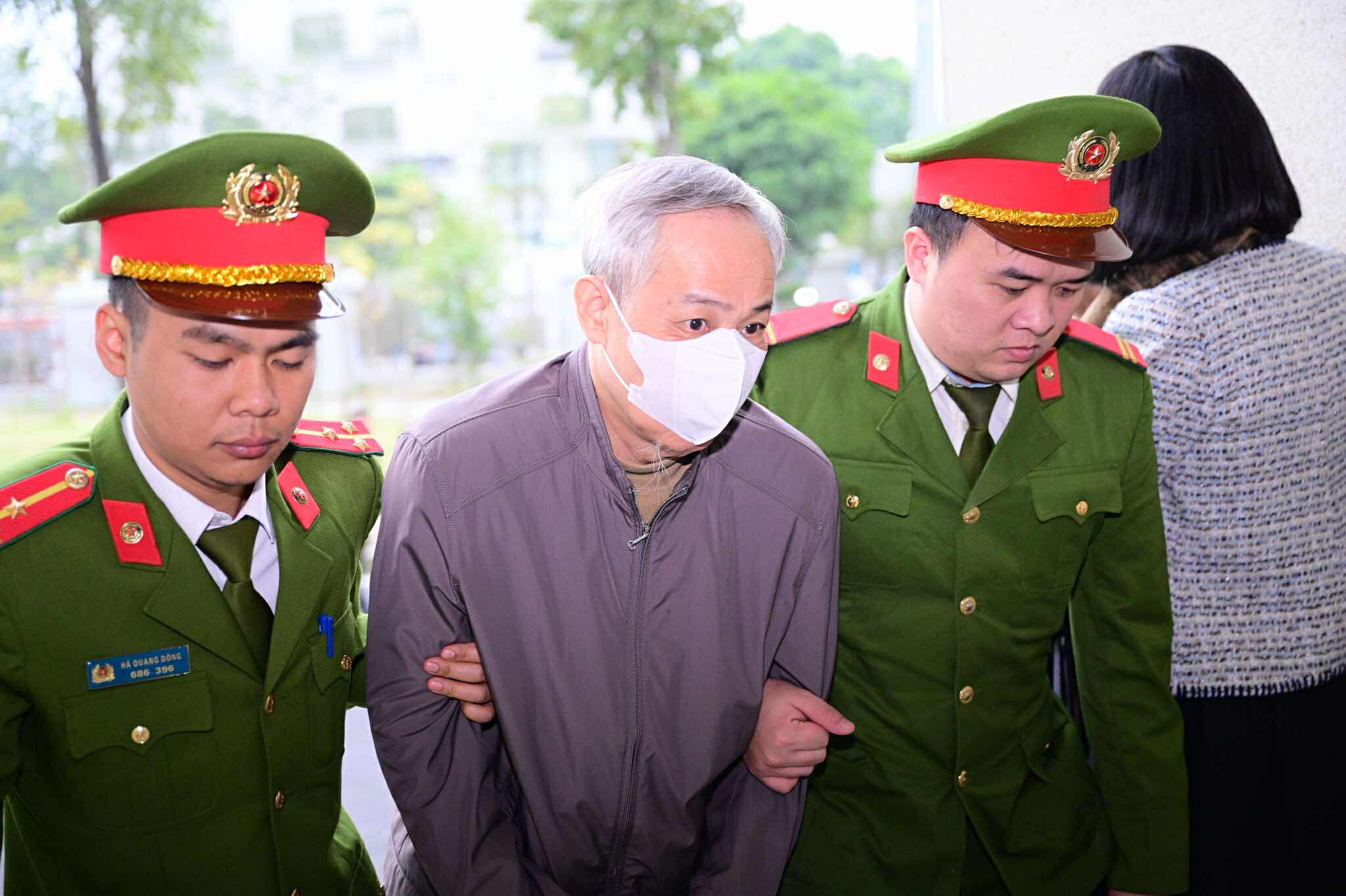 Hình ảnh hai cựu cục trưởng cùng 32 cán bộ Cục An toàn thực phẩm bị xét xử vụ nhận hơn 100 tỉ - Ảnh 8.