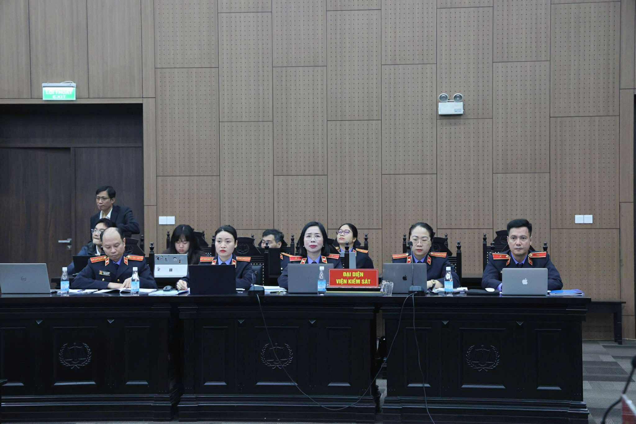 Hình ảnh hai cựu cục trưởng cùng 32 cán bộ Cục An toàn thực phẩm bị xét xử vụ nhận hơn 100 tỉ - Ảnh 10.