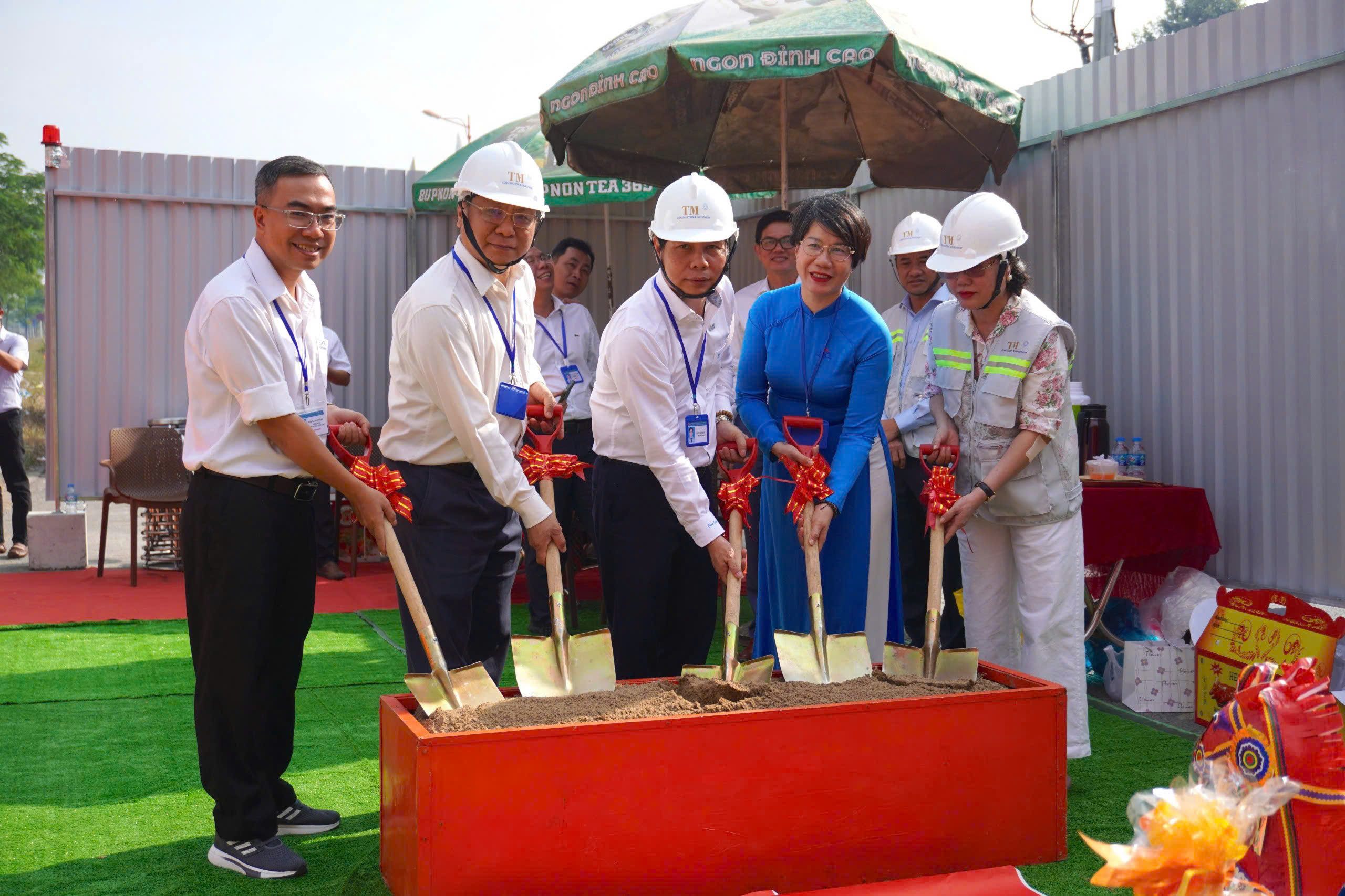 Khởi công lắp đặt thang máy tại các cầu vượt Metro số 1 - Ảnh 2.