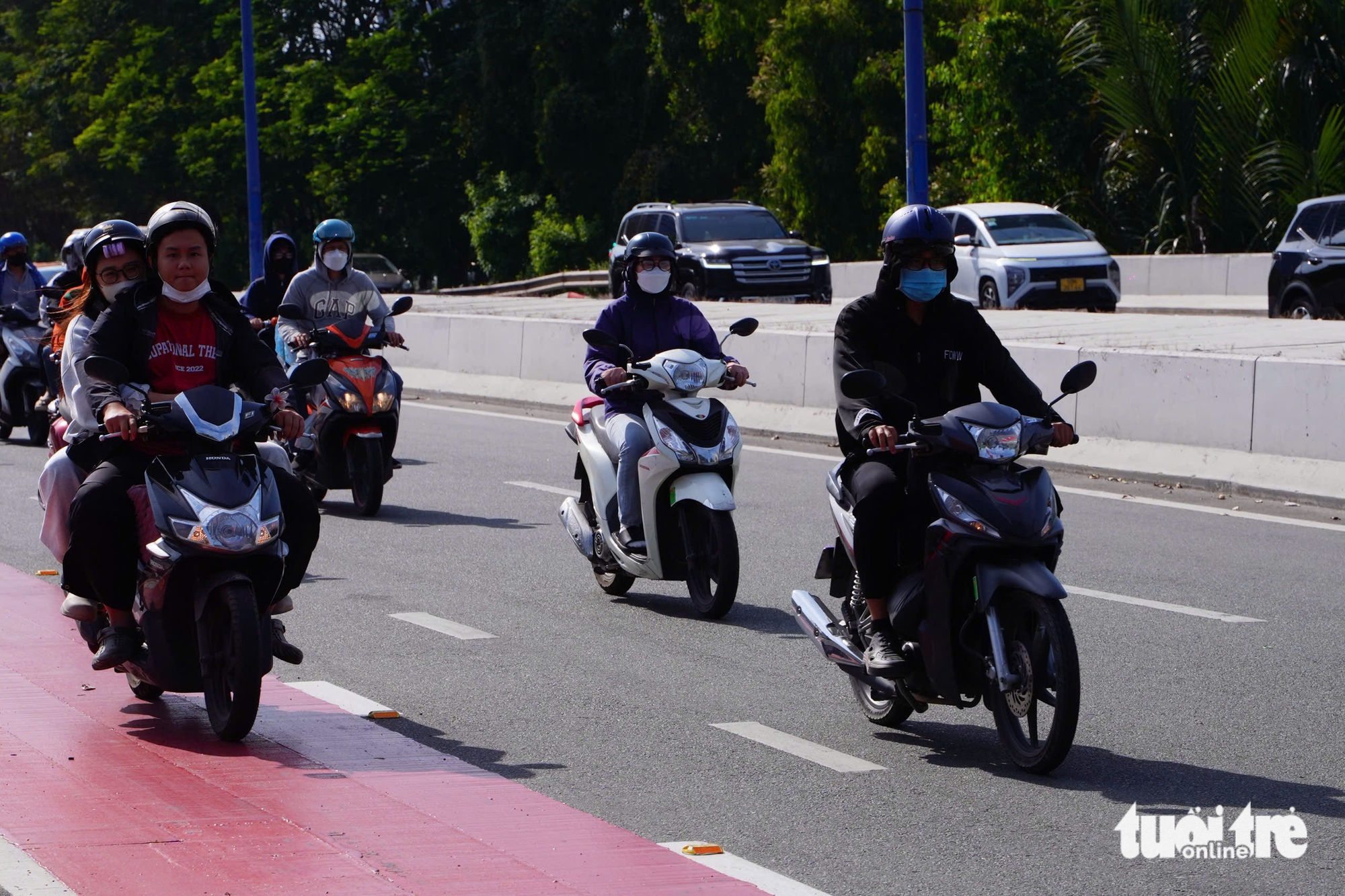 Xe máy chạy ào ào vào làn xe đạp Mai Chí Thọ 2 xe đạp - Ảnh 3.