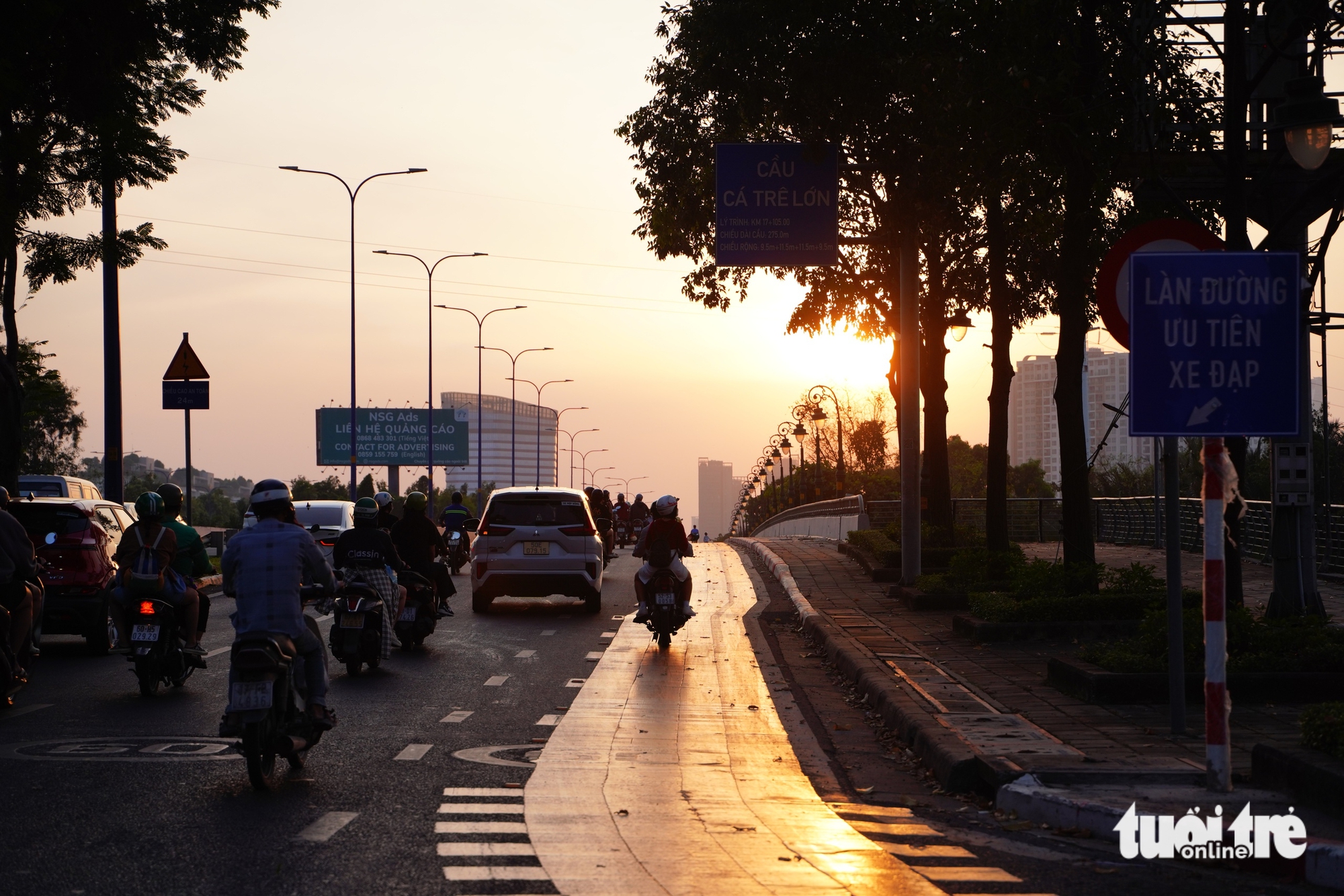 Xe máy chạy ào ào vào làn xe đạp Mai Chí Thọ 3 xe đạp - Ảnh 4.