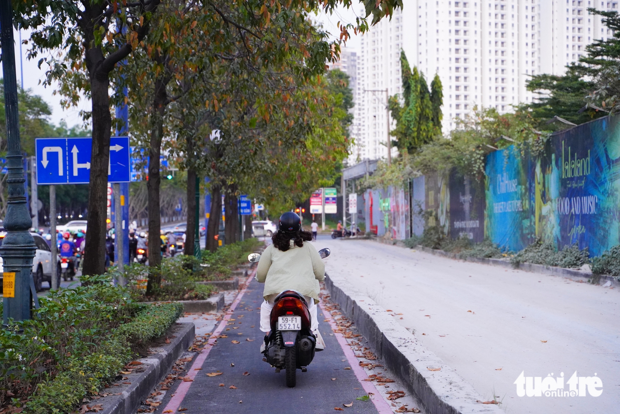 Xe máy chạy ào ào vào làn xe đạp Mai Chí Thọ 4 xe đạp - Ảnh 5.