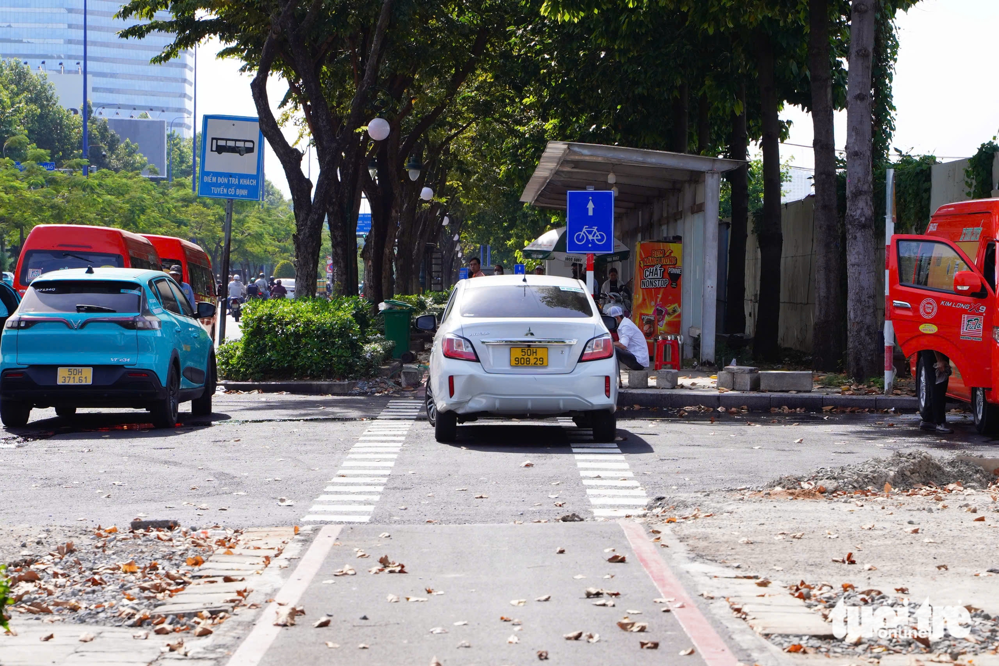 Xe máy chạy ào ào vào làn xe đạp Mai Chí Thọ 6 xe đạp - Ảnh 7.