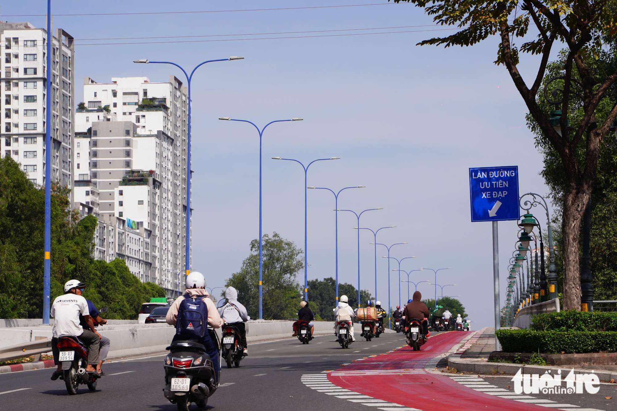 Xe máy chạy ào ào vào làn xe đạp Mai Chí Thọ 7 xe đạp - Ảnh 8.