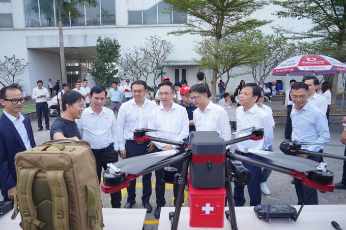 Buổi thử nghiệm sáng 5/1 có lãnh đạo Thành ủy TP HCM, UBND TP HCM, Sở Khoa học và Công nghệ. Ảnh: An Phương