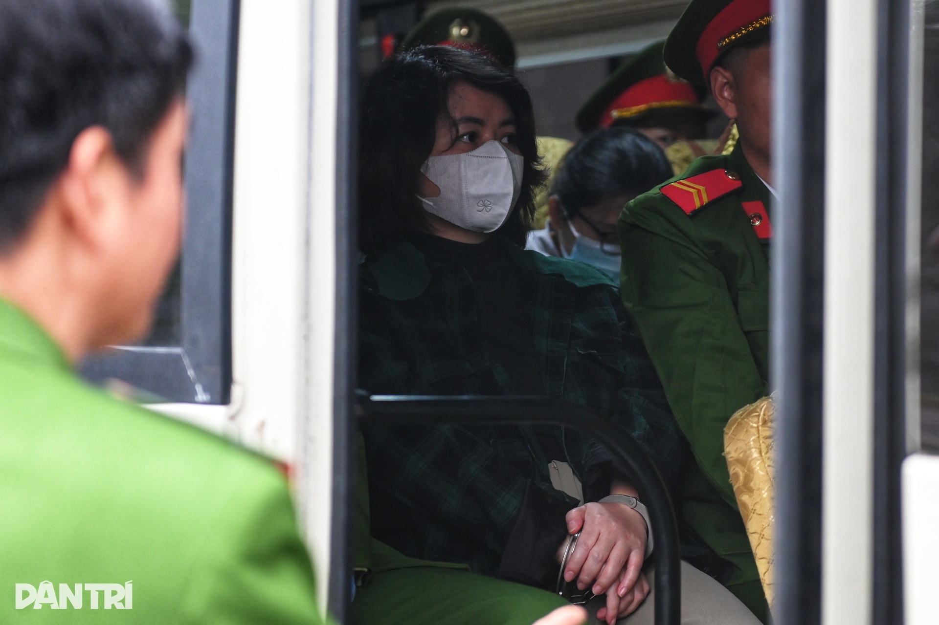 Dẫn giải các bị cáo trong đường dây nhận hối lộ tại Cục An toàn thực phẩm - 2