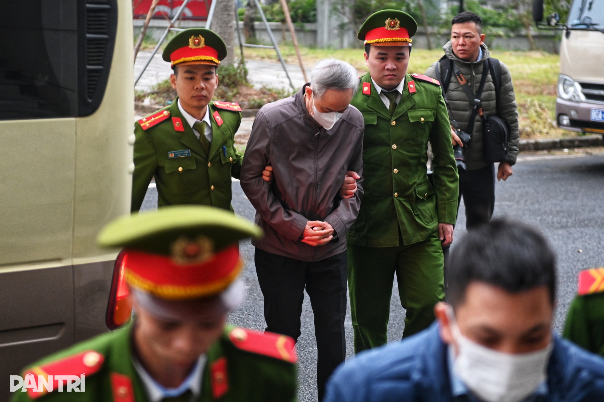 Dẫn giải các bị cáo trong đường dây nhận hối lộ tại Cục An toàn thực phẩm - 4