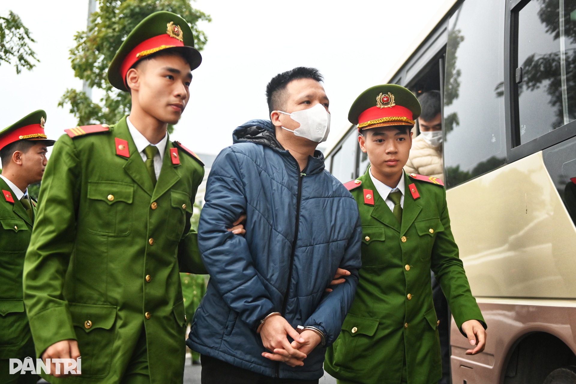 Dẫn giải các bị cáo trong đường dây nhận hối lộ tại Cục An toàn thực phẩm - 7