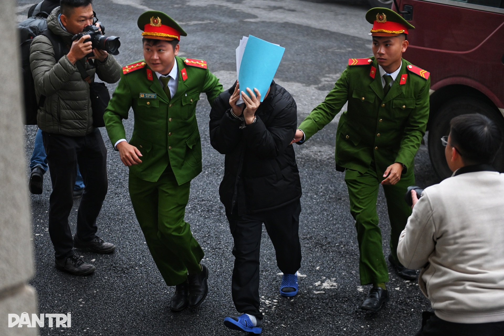 Dẫn giải các bị cáo trong đường dây nhận hối lộ tại Cục An toàn thực phẩm - 8