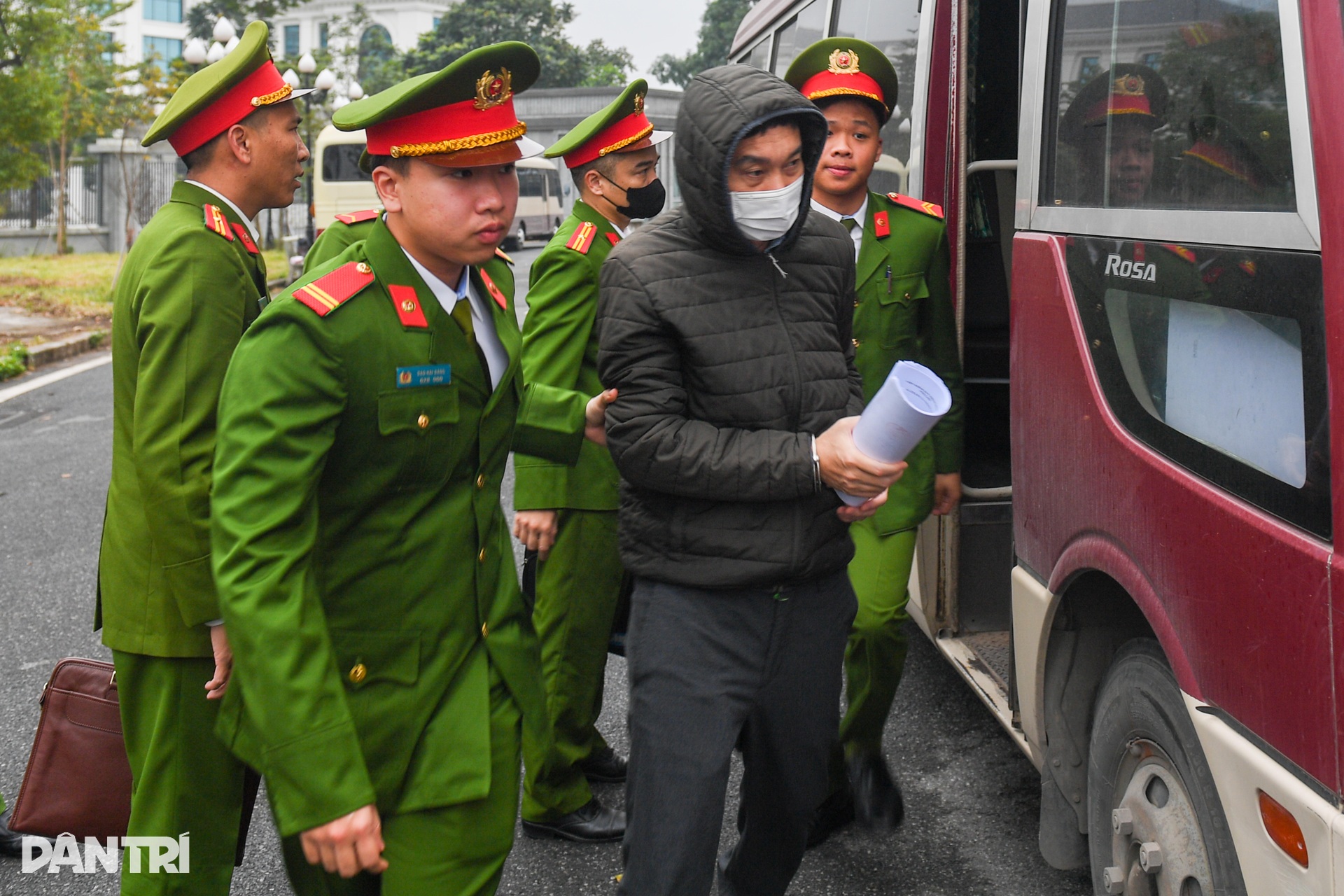 Dẫn giải các bị cáo trong đường dây nhận hối lộ tại Cục An toàn thực phẩm - 9