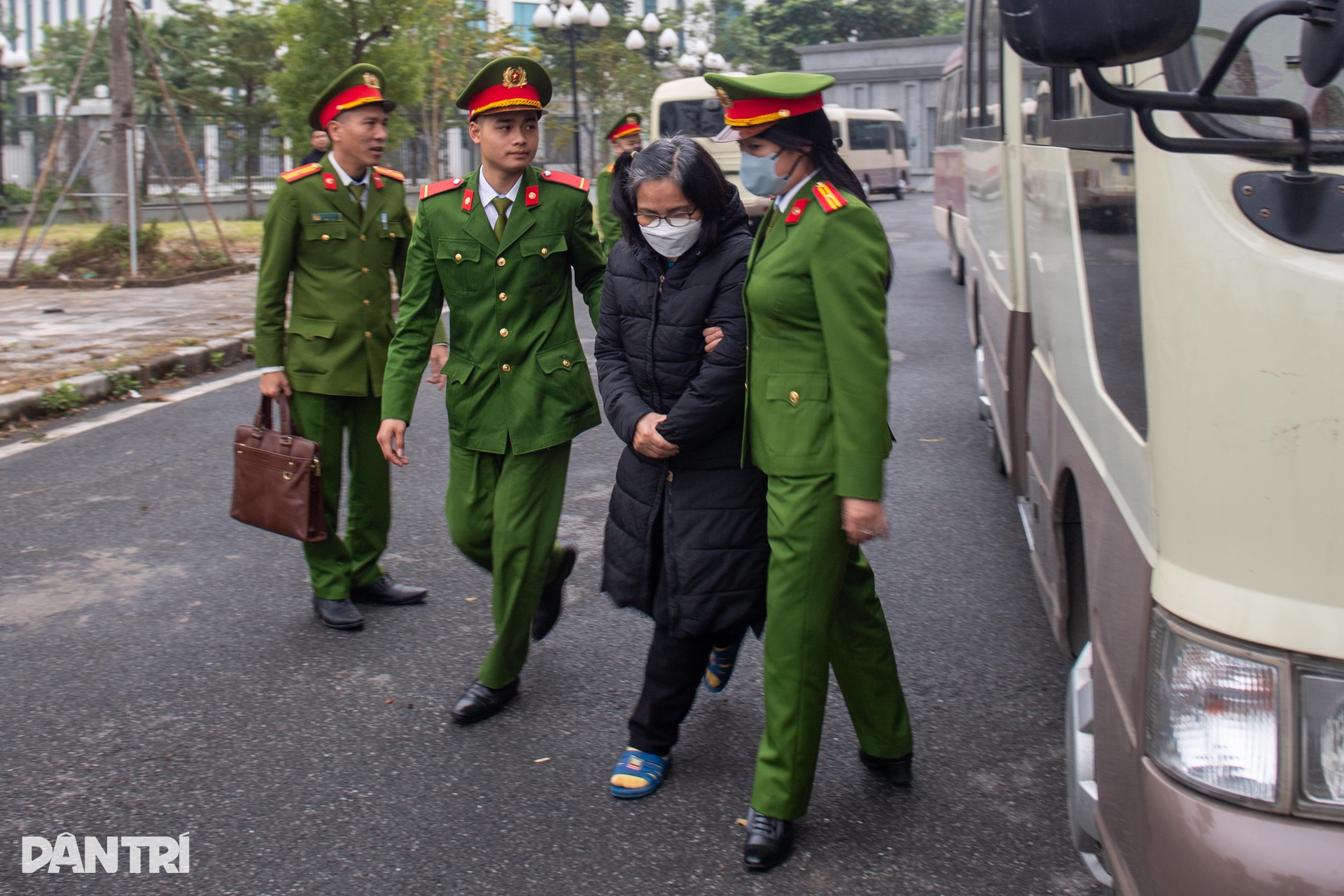 Dẫn giải các bị cáo trong đường dây nhận hối lộ tại Cục An toàn thực phẩm - 10