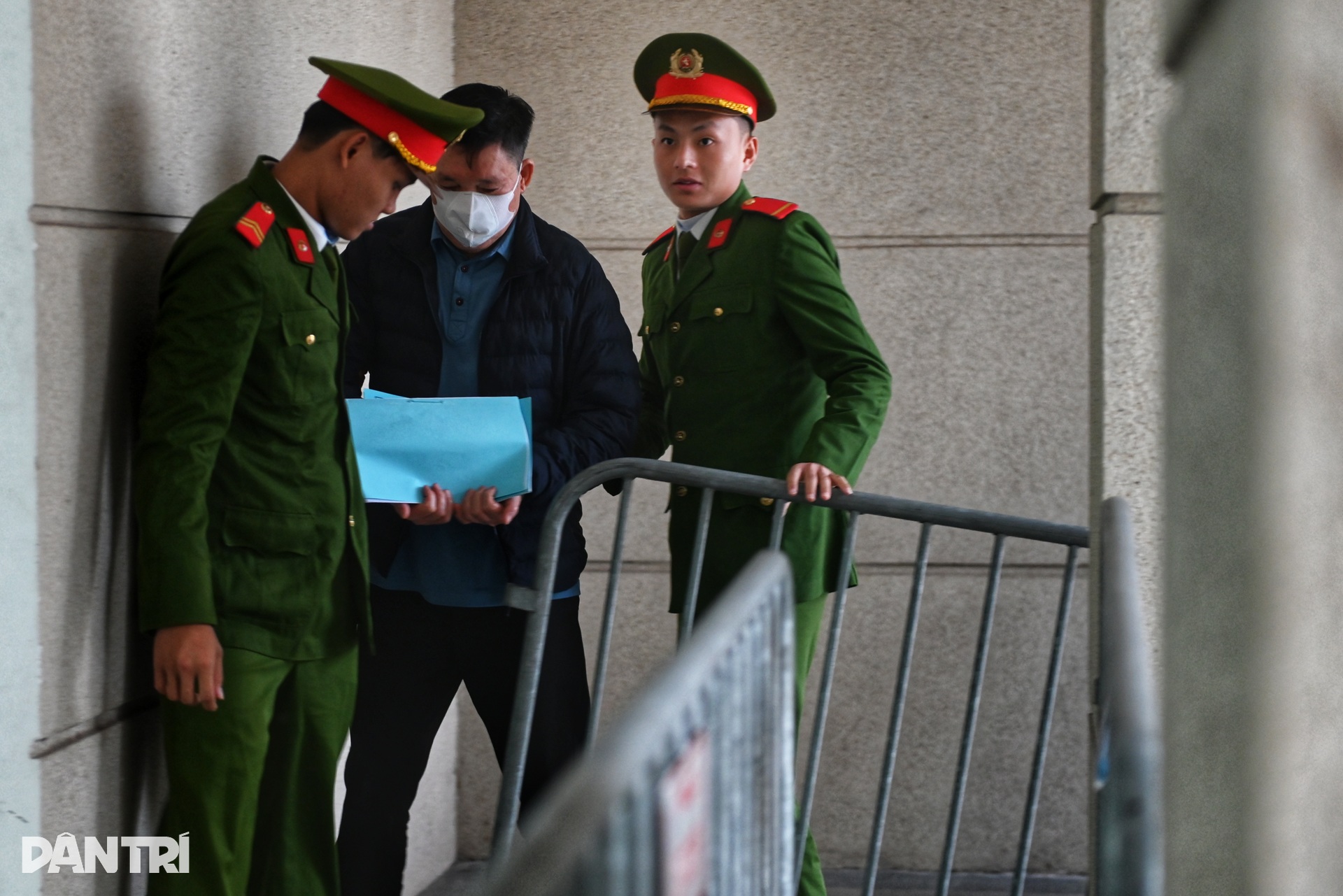 Dẫn giải các bị cáo trong đường dây nhận hối lộ tại Cục An toàn thực phẩm - 12