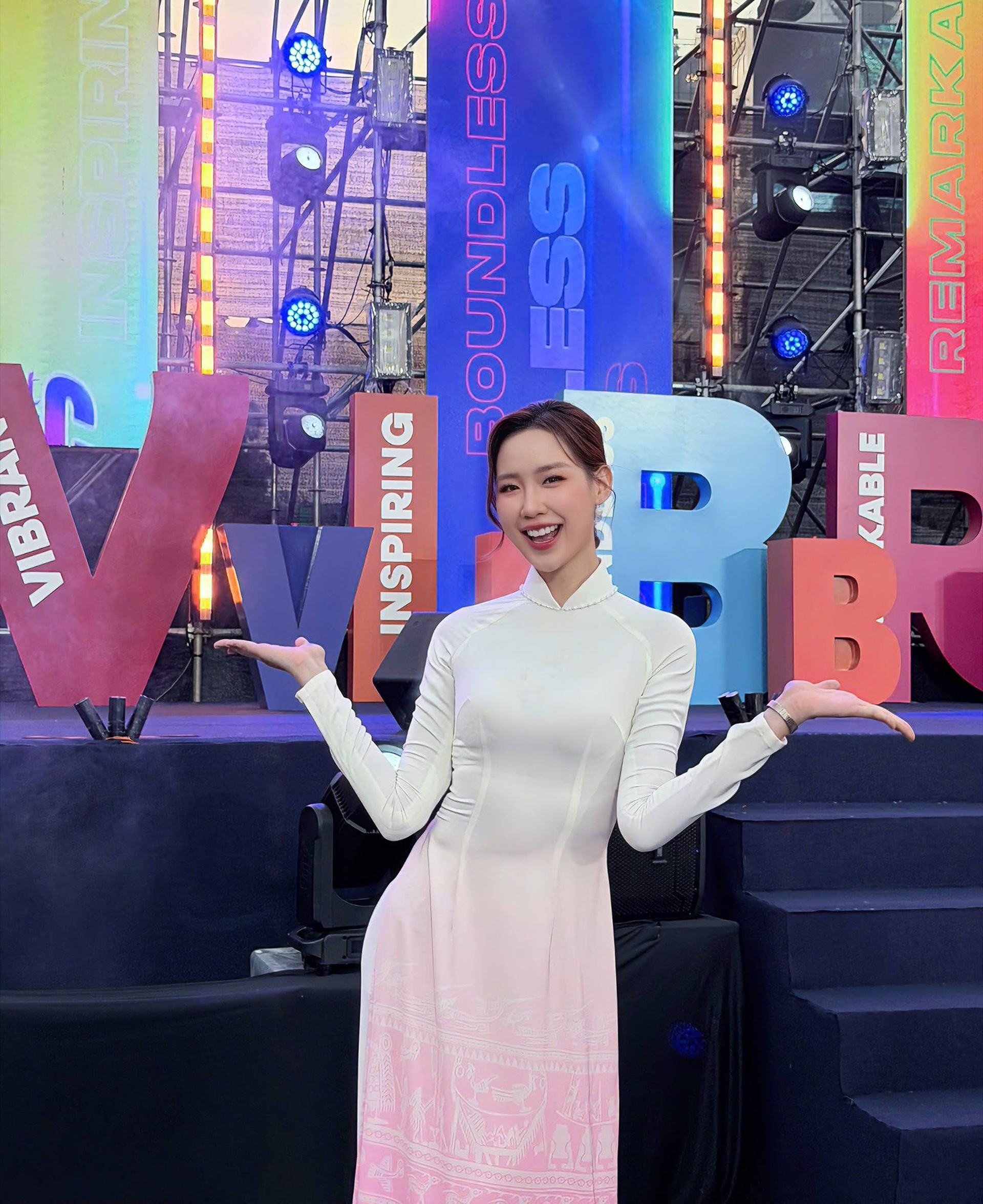 Hoa hậu cao 1,86m: Công dân trẻ tiêu biểu TPHCM, sắc vóc gợi cảm tuổi 25 - 8 Hoa hậu cao 1,86m: Công dân trẻ tiêu biểu TPHCM, sắc vóc gợi cảm tuổi 25 - 8