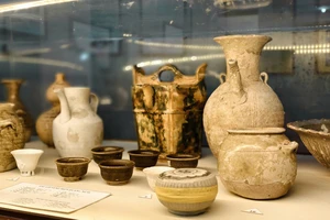 Cổ vật tàu cổ từ đáy biển cả nước đổ về Quảng Ngãi