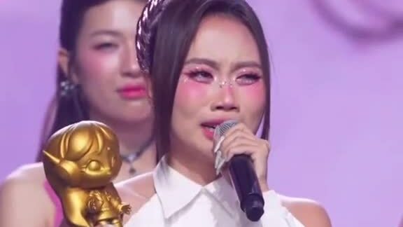 Phương Mỹ Chi xúc động khi nhận cúp quán quân 'Em xinh say hi' 