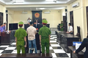 Cựu công an kêu oan, đặt nghi vấn bị hại tự còng tay mình