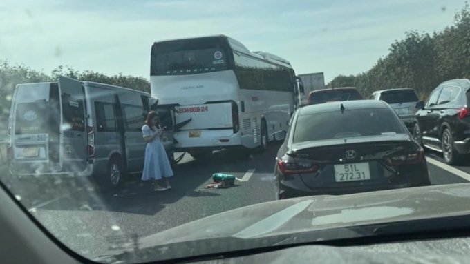 Hiện trường 7 ôtô tông liên hoàn trên cao tốc Phan Thiết - Dầu Giây ngày 4/1. Ảnh: Thái Hà